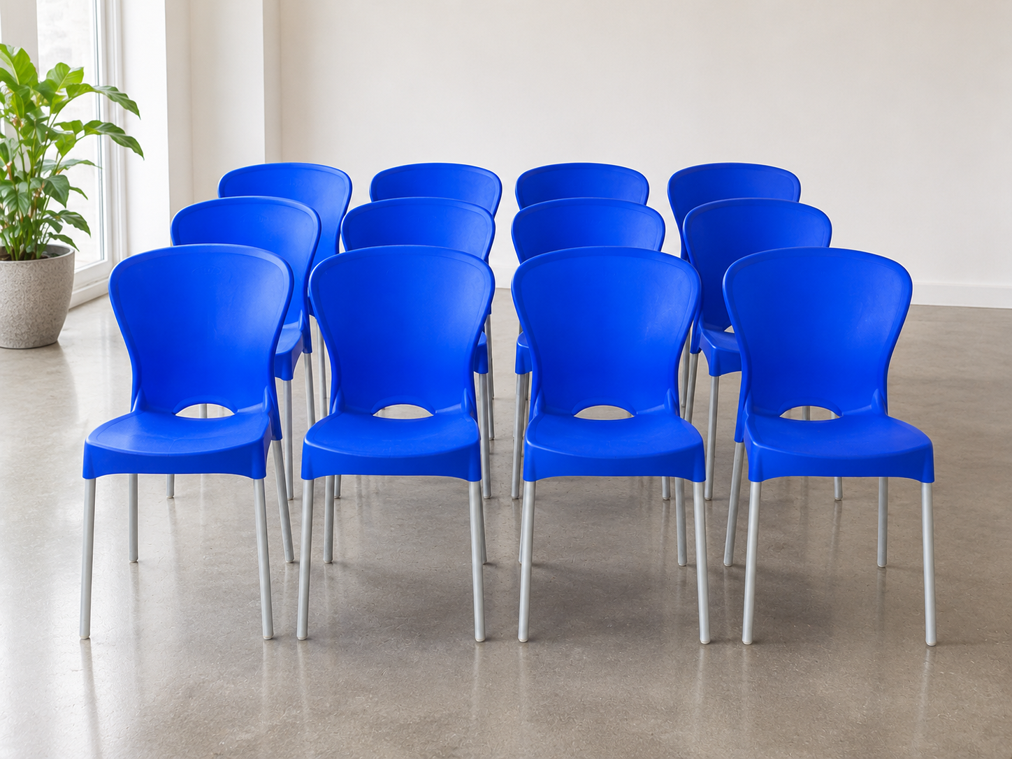 Chaises bleues empilables – Idéal salle, terrasse ou événement
